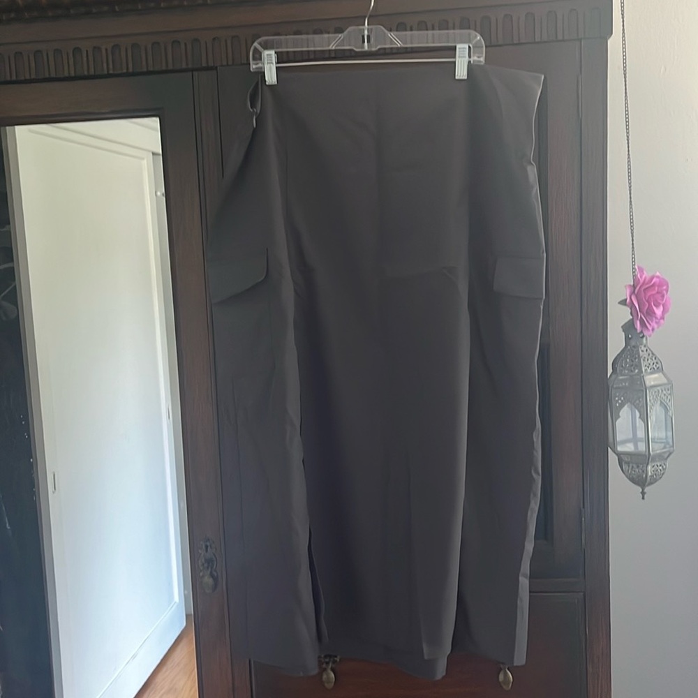 Grey maxi skirt, very versatile, size 2x, with two sides, slits, and two pockets